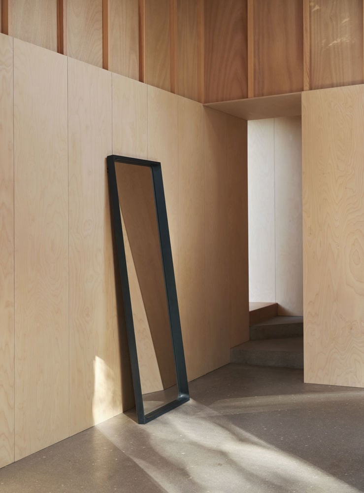 arced-mirror-midnight-blue-muuto-low-res