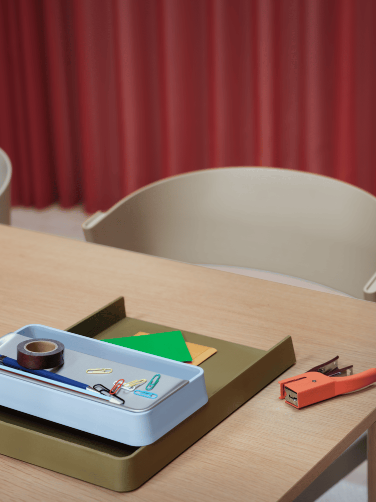 arrange-tray-brown-green-light-blue-cover-side-dark-beige-linear-system-table-oak-muuto-org