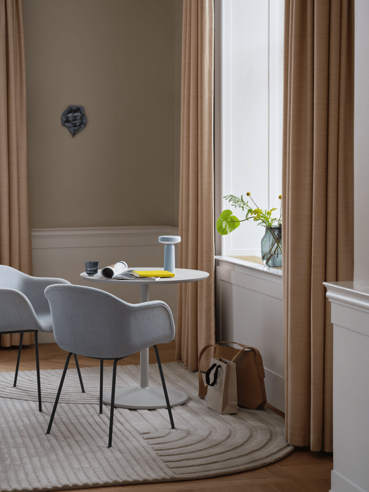 fiber-armchair-tube-anthracite-black-soft-cafe-75-h73-relevo-off-white-ease-silent-raise-muuto-org