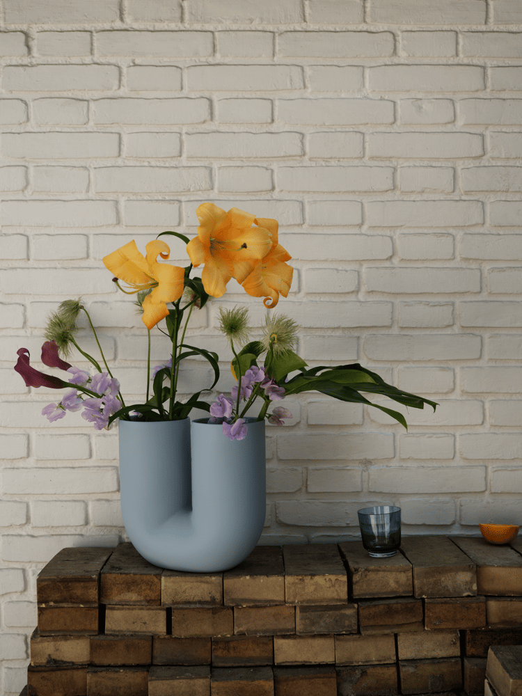 kink-vase-light-blue-raise-glass-dark-blue-muuto-org