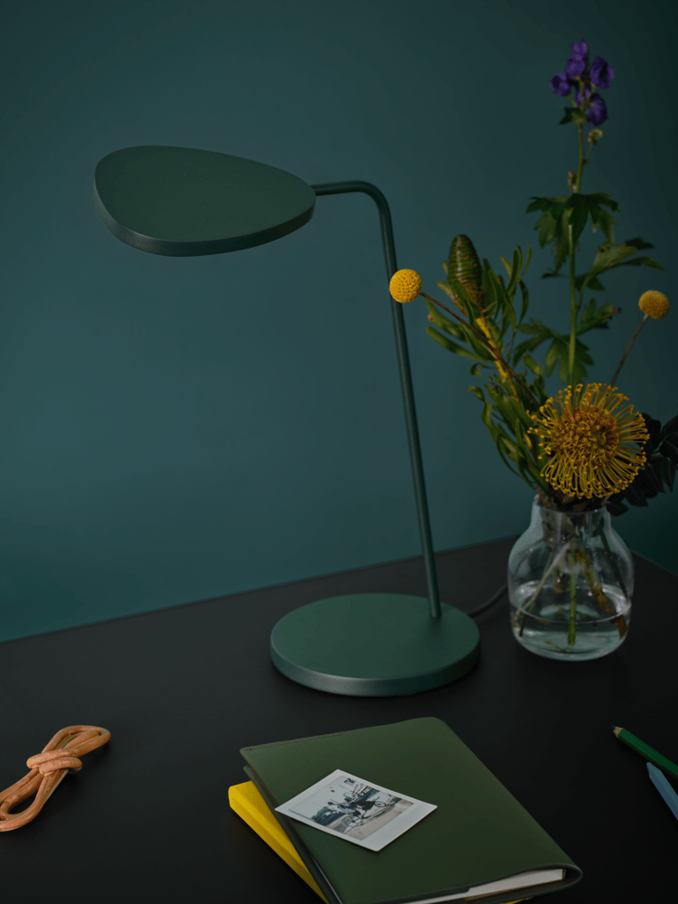 leaf-table-lamp-dark-green-silent-11-clear--workshop-table-black-linoleum-130-muuto-org