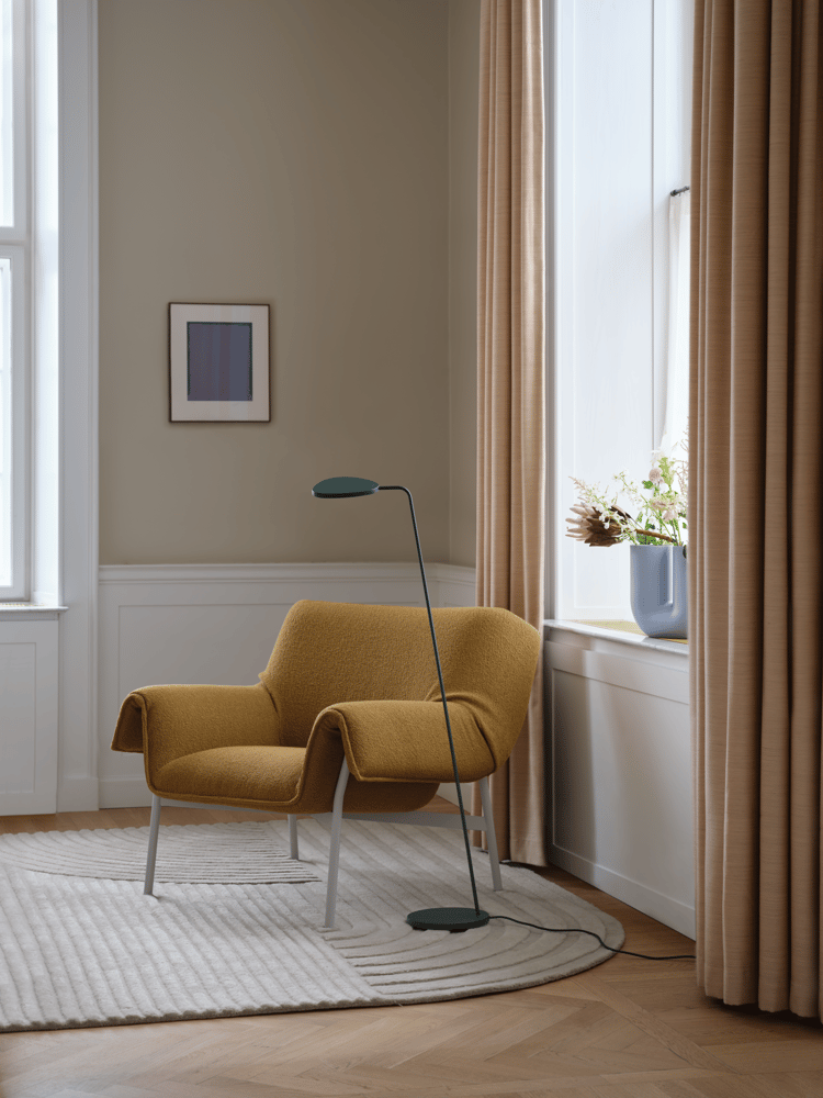 wrap-lounge-chair-hearth-008-leaf-floor-dark-green-relevo-off-white-kink-light-blue-muuto-org
