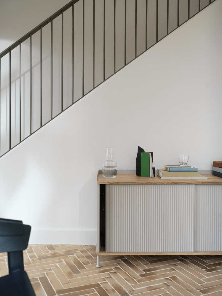 enfold-sideboard-low-oak-grey-raise-carafe-glass-clear-org.png