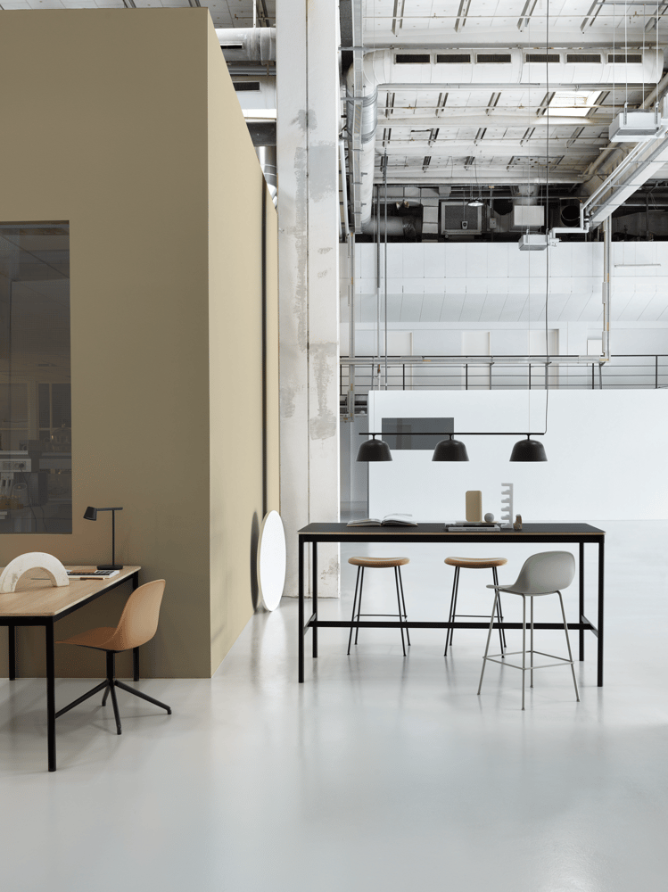 /cdn-cgi/image/width=1500,quality=85,format=auto/globalassets/content-media/images/plp/lighting/base-high-table-oak-black-ambit-rail-fiber-side-swivel-fiber-bar-stool-tube-tip-compile-org.png
