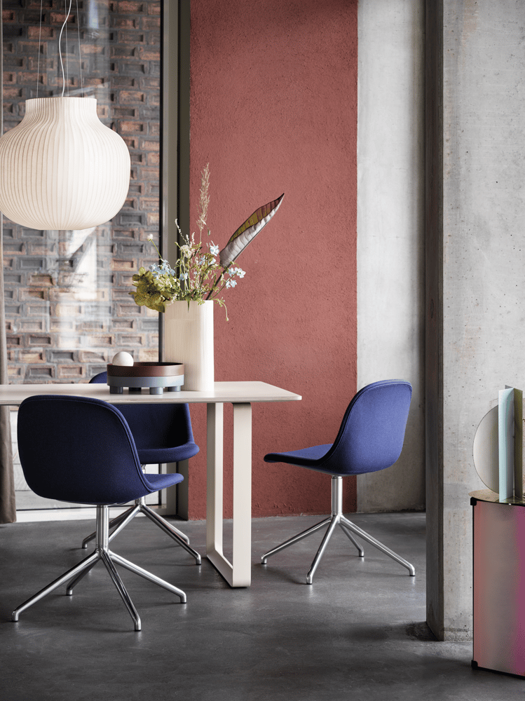 /cdn-cgi/image/width=1500,quality=85,format=auto/globalassets/content-media/images/plp/lighting/fiber-side-chair-swivel-twill-weave-780-polished-alu-70-70-table-sand-strand-pendant-ridge-platform-2-muuto-org.png