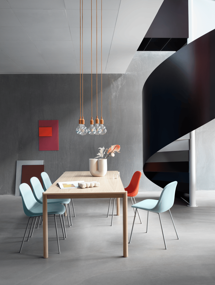 /cdn-cgi/image/width=1500,quality=85,format=auto/globalassets/content-media/images/plp/lighting/fiber-side-tube-forest-nap-912-552-grey-linear-wood-table-oak-e27-lamp-kink-vase-muuto-org.png