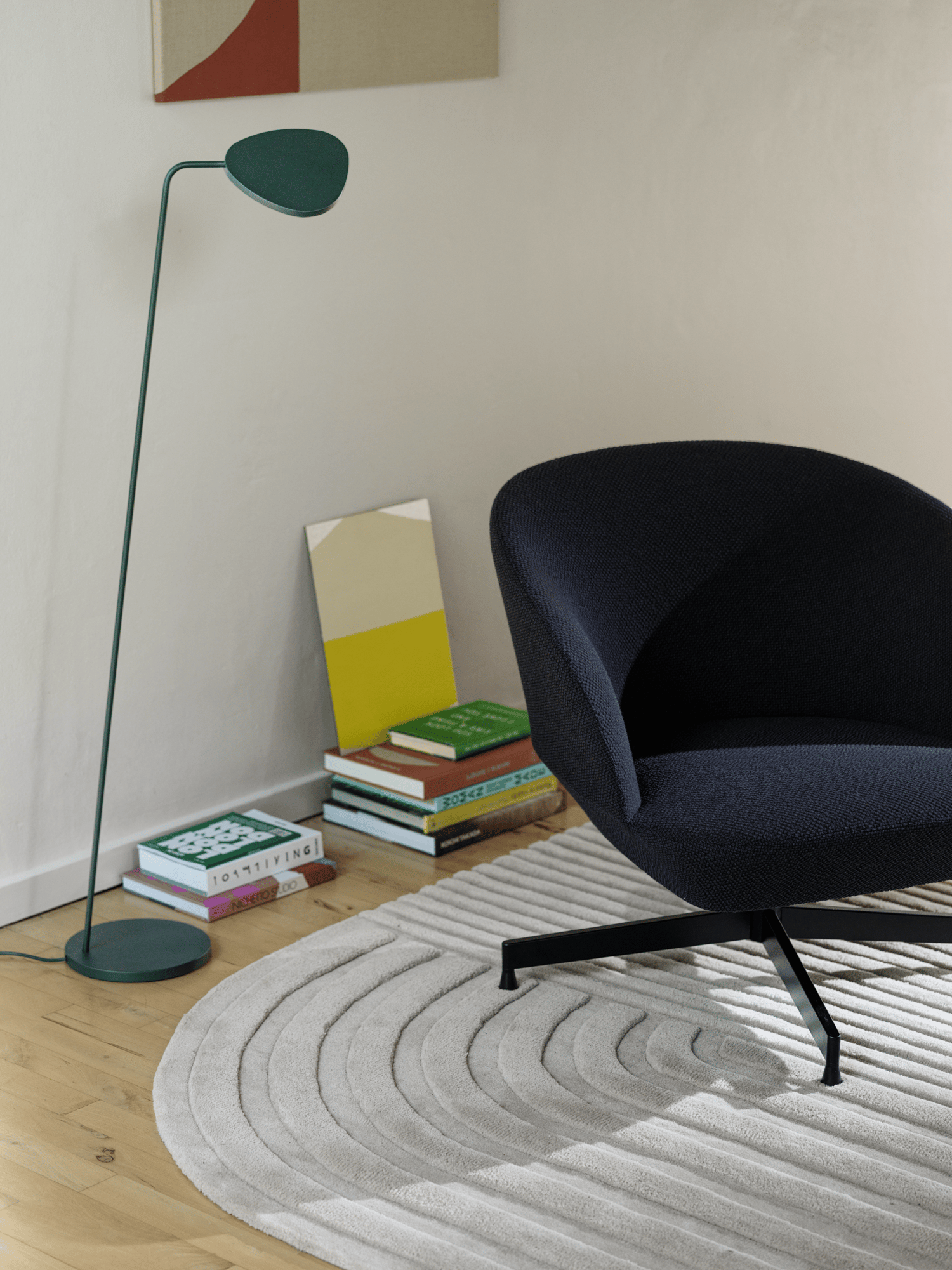 /cdn-cgi/image/width=1500,quality=85,format=auto/globalassets/content-media/images/plp/lighting/floor-lamps/oslo-lounge-chair-colline-787-swivel-base-black-relevo-170x240-off-white-leaf-floor-dark-green-muuto-org.png