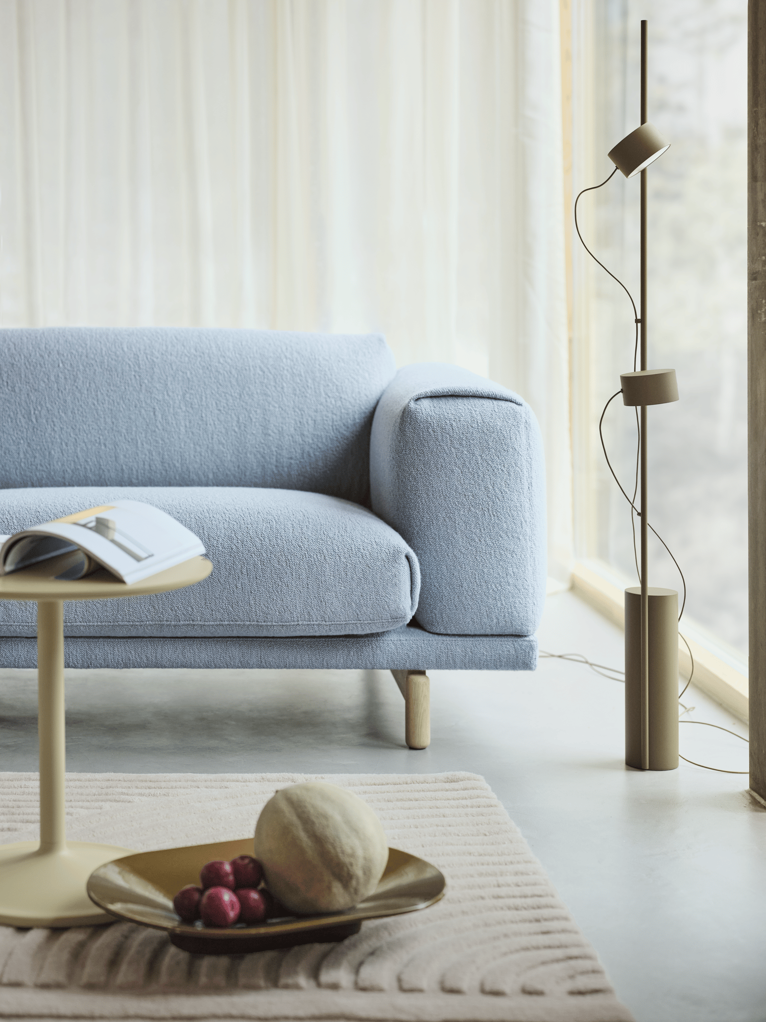 /cdn-cgi/image/width=1500,quality=85,format=auto/globalassets/content-media/images/plp/lighting/floor-lamps/post-floor-lamp-brown-green-rest-sofa-hearth-12-oak-soft-side-beige-green-relevo-off-white-mere-brown-green-muuto-org.png