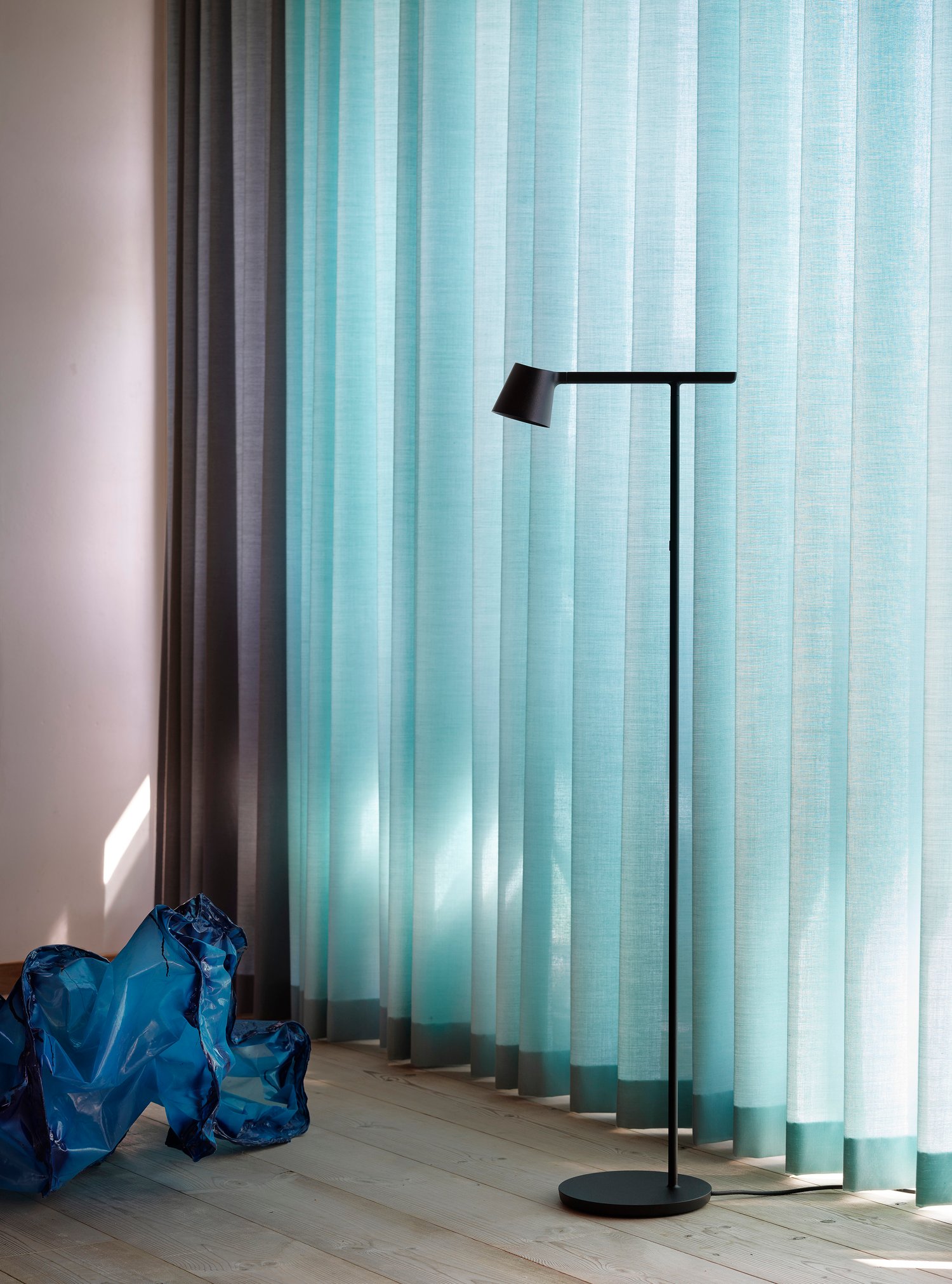 /cdn-cgi/image/width=1500,quality=85,format=auto/globalassets/content-media/images/plp/lighting/floor-lamps/tip-floor-lamp-black-muuto-med-res.jpg