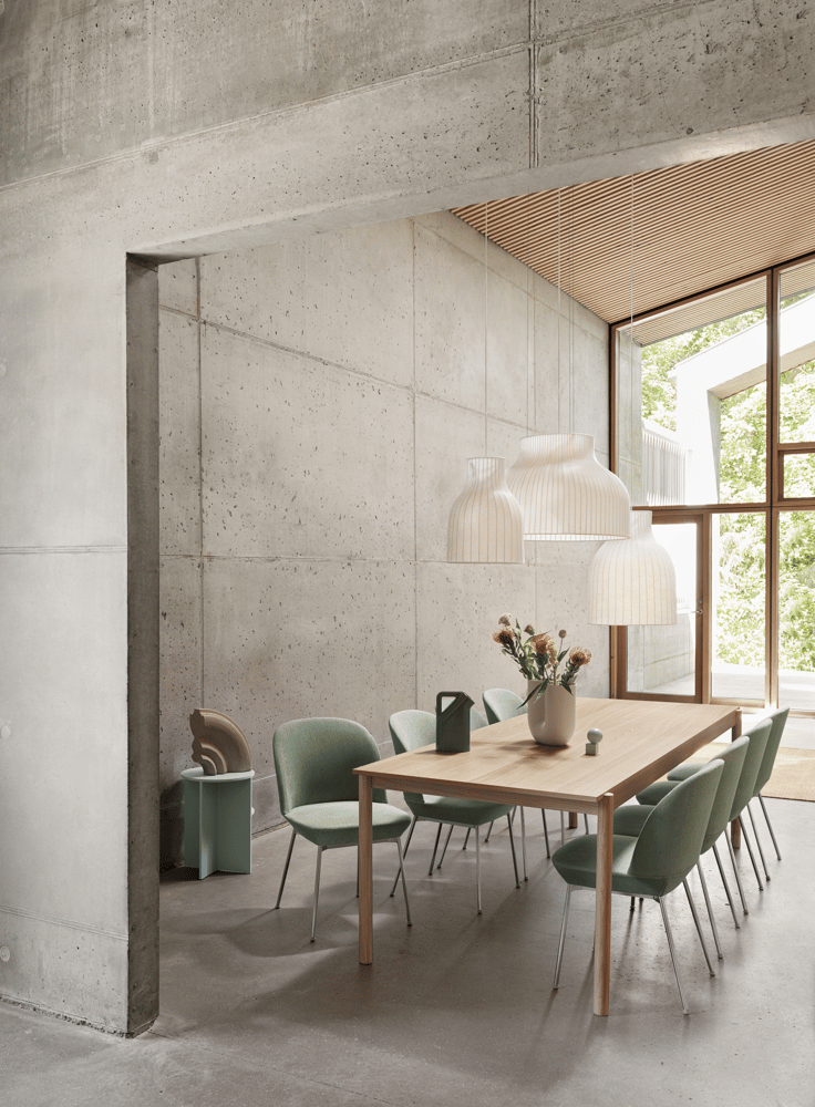 /cdn-cgi/image/width=1500,quality=85,format=auto/globalassets/content-media/images/plp/lighting/linear-wood-oak-table-oslo-side-chair-still-941-chrome-strand-pendant-lamp-halves-table-ply-rug-muuto-org.png