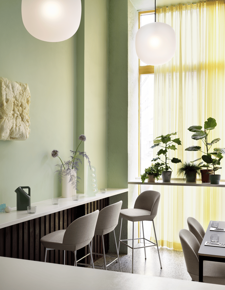/cdn-cgi/image/width=1500,quality=85,format=auto/globalassets/content-media/images/plp/lighting/oslo-bar-stool-ocean-32-chrome-rime-pendant-black-ridge-vase-tub-jug-muuto-org.png