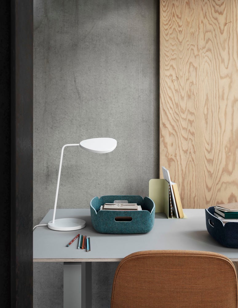 /cdn-cgi/image/width=1500,quality=85,format=auto/globalassets/content-media/images/plp/lighting/table-lamps/7070-leaf-fiber-restore-tray-compile-bookend-high-res-lifestyle.jpg