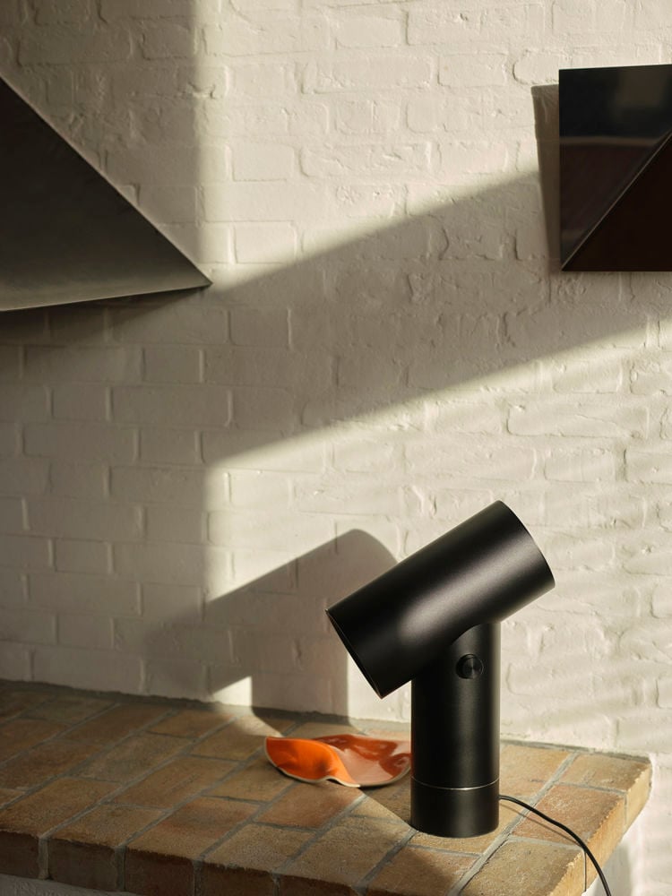 /cdn-cgi/image/width=1500,quality=85,format=auto/globalassets/content-media/images/plp/lighting/table-lamps/beam-table-lamp-45-black-gaze-mirror-30x25-low-res.jpg