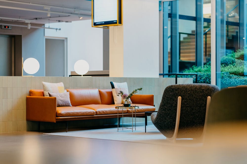 /cdn-cgi/image/width=1500,quality=85,format=auto/globalassets/content-media/images/plp/lighting/table-lamps/casa_lobby-outline-sofa-4.jpg