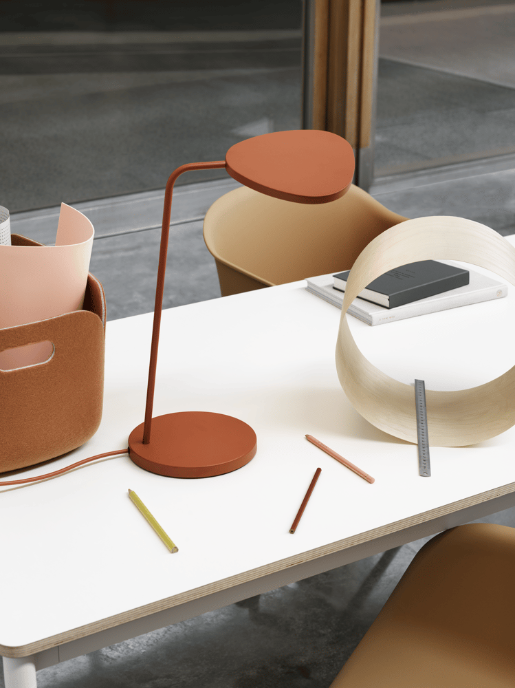 /cdn-cgi/image/width=1500,quality=85,format=auto/globalassets/content-media/images/plp/lighting/table-lamps/leaf-lamp-restore-fiber-arm-chair-muuto-org.png