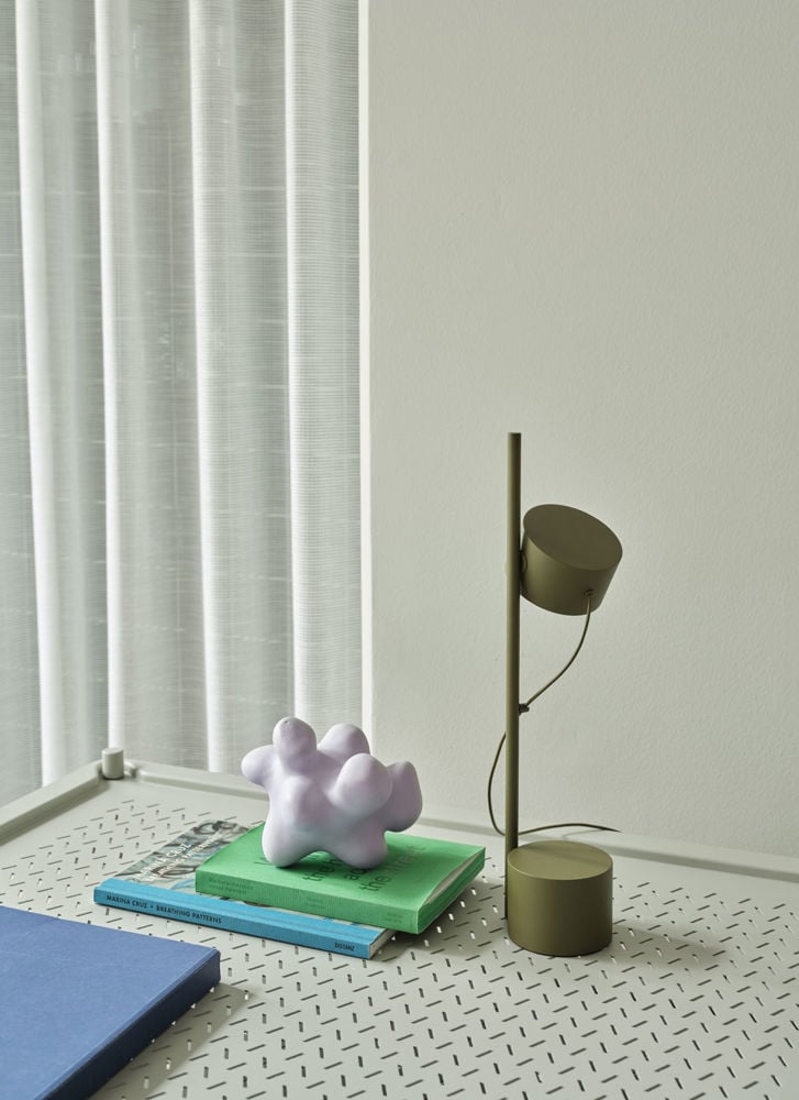 /cdn-cgi/image/width=1500,quality=85,format=auto/globalassets/content-media/images/plp/lighting/table-lamps/post-table-lamp-brown-green-flow-coffee-table-grey-muuto-low-res.jpg