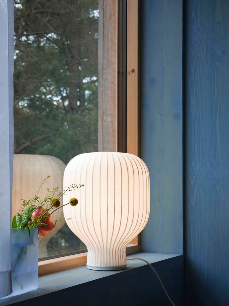 /cdn-cgi/image/width=1500,quality=85,format=auto/globalassets/content-media/images/plp/lighting/table-lamps/strand-table-lamp-ridge-vase-16-light-blue-frosted-glass-low-res.jpg