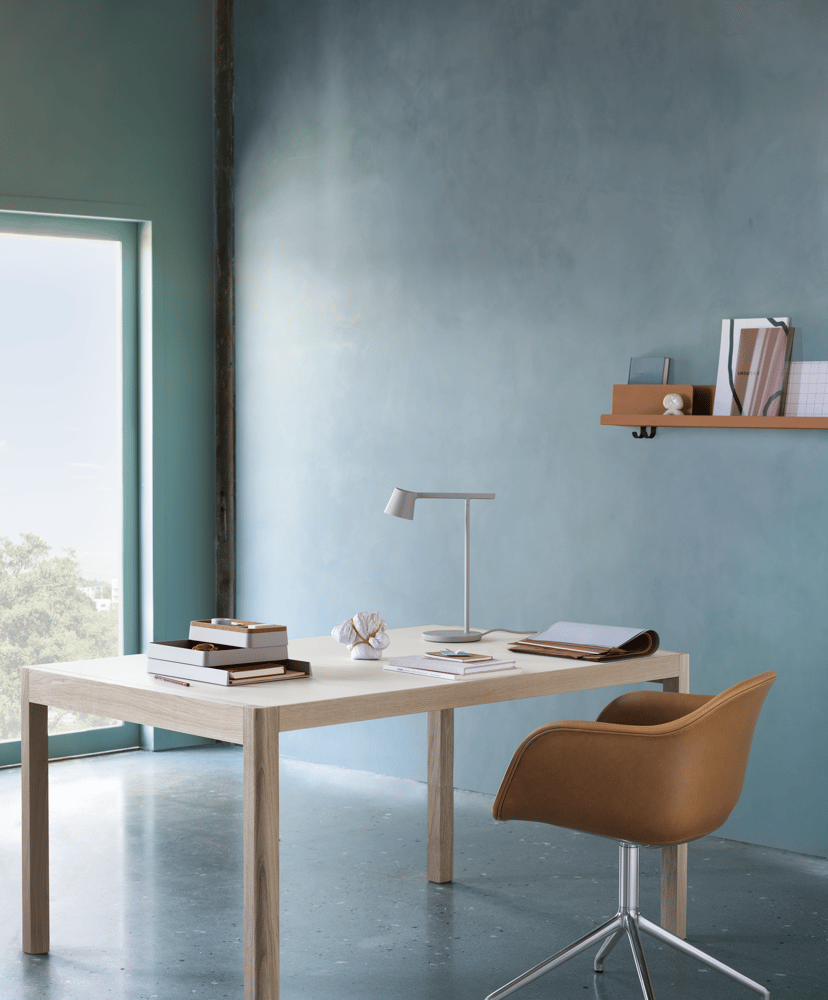 /cdn-cgi/image/width=1500,quality=85,format=auto/globalassets/content-media/images/plp/lighting/table-lamps/tip-table-lamp-grey-arrange-workshop-table-linoleum-oak-fiber-armchair-cognac-leather-alu-folded-muuto-2.png