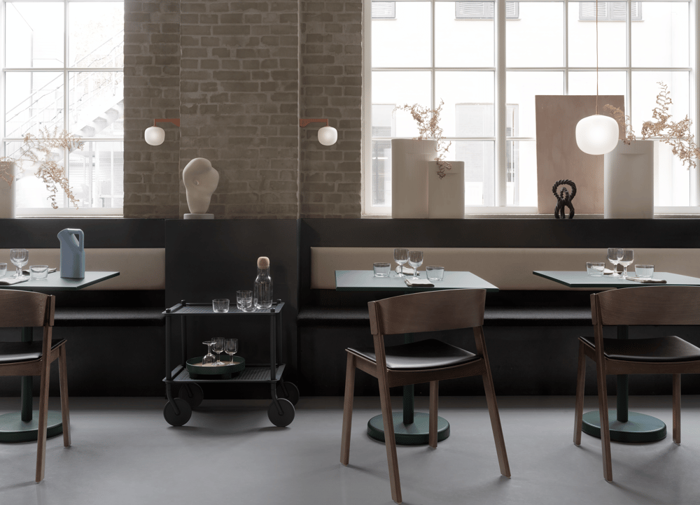 /cdn-cgi/image/width=1500,quality=85,format=auto/globalassets/content-media/images/plp/lighting/wall-lamps/cover-side-chair-stained-dark-brown-refine-leather-black-linear-steel-cafe-table-dark-green-flow-trolley-rime-wall-pendant-muuto-org.png