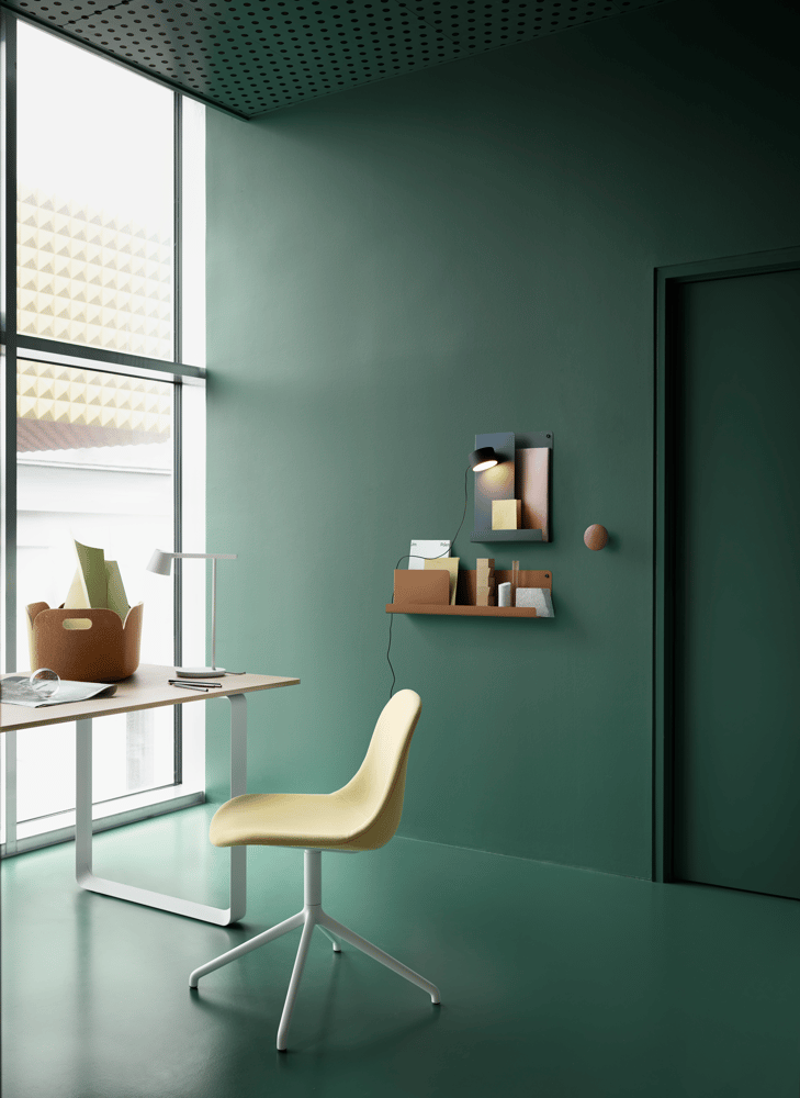 /cdn-cgi/image/width=1500,quality=85,format=auto/globalassets/content-media/images/plp/lighting/wall-lamps/fiber-side-chair-swivel-balder-432-white-70-70-table-tip-lamp-folded-shelves-post-wall-lamp-muuto-org.png