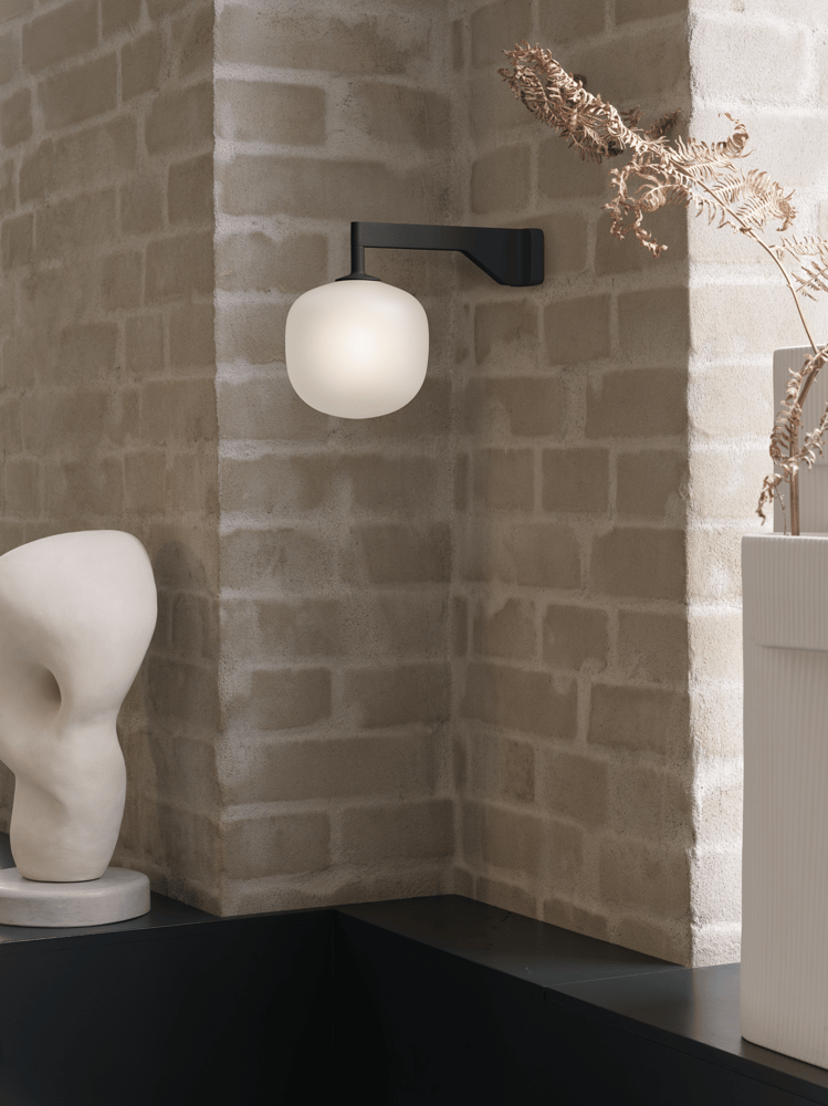 /cdn-cgi/image/width=1500,quality=85,format=auto/globalassets/content-media/images/plp/lighting/wall-lamps/rime-wall-lamp-black-ridge-vase-off-white-muuto-org.png