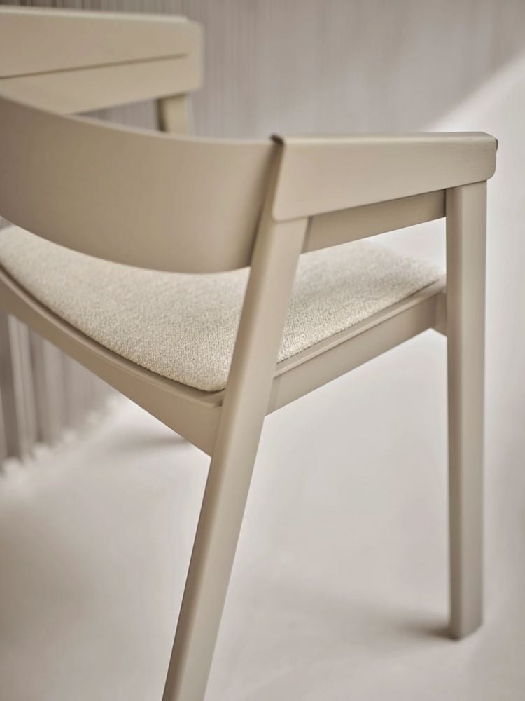 cover arm dark beige ecriture 910 low res