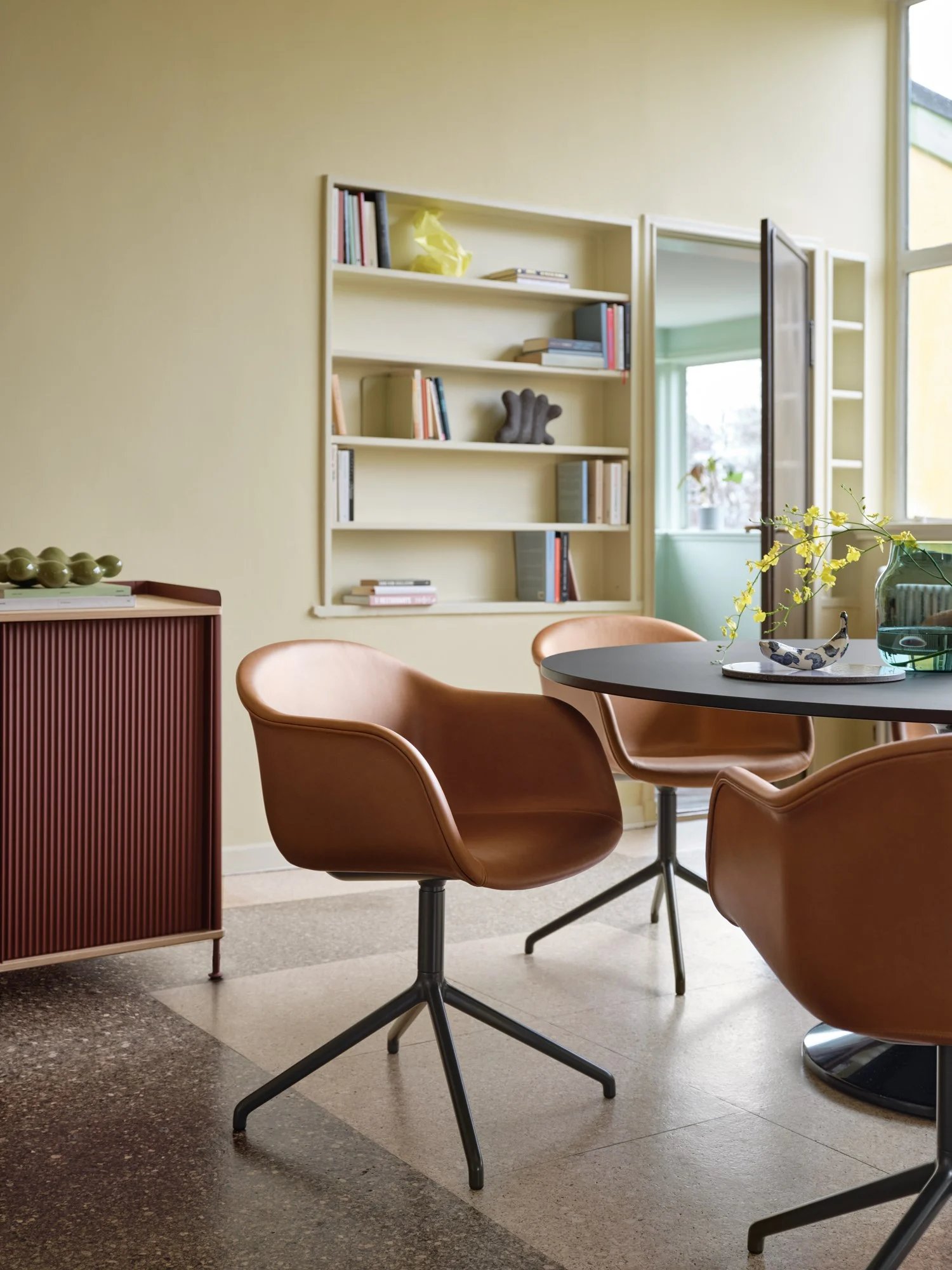 /cdn-cgi/image/width=1500,quality=85,format=auto/globalassets/content-media/images/plp/seating/dining-chairs/midst-table-160-black-fiber-armchair-swivel-refine-leather-cognac-black-silent-vase-20-dark-green-enfold-148x45-h85-oak-deep-red-muuto-org.jpg
