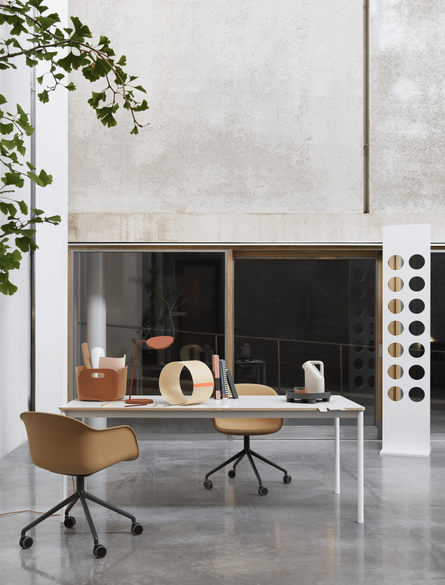 /cdn-cgi/image/width=1500,quality=85,format=auto/globalassets/content-media/images/plp/seating/office-chairs/fiber-arm-chair-with-castors-base-table-leaf-lamp-restore-platform-tray-tub-jug-muuto-org.png