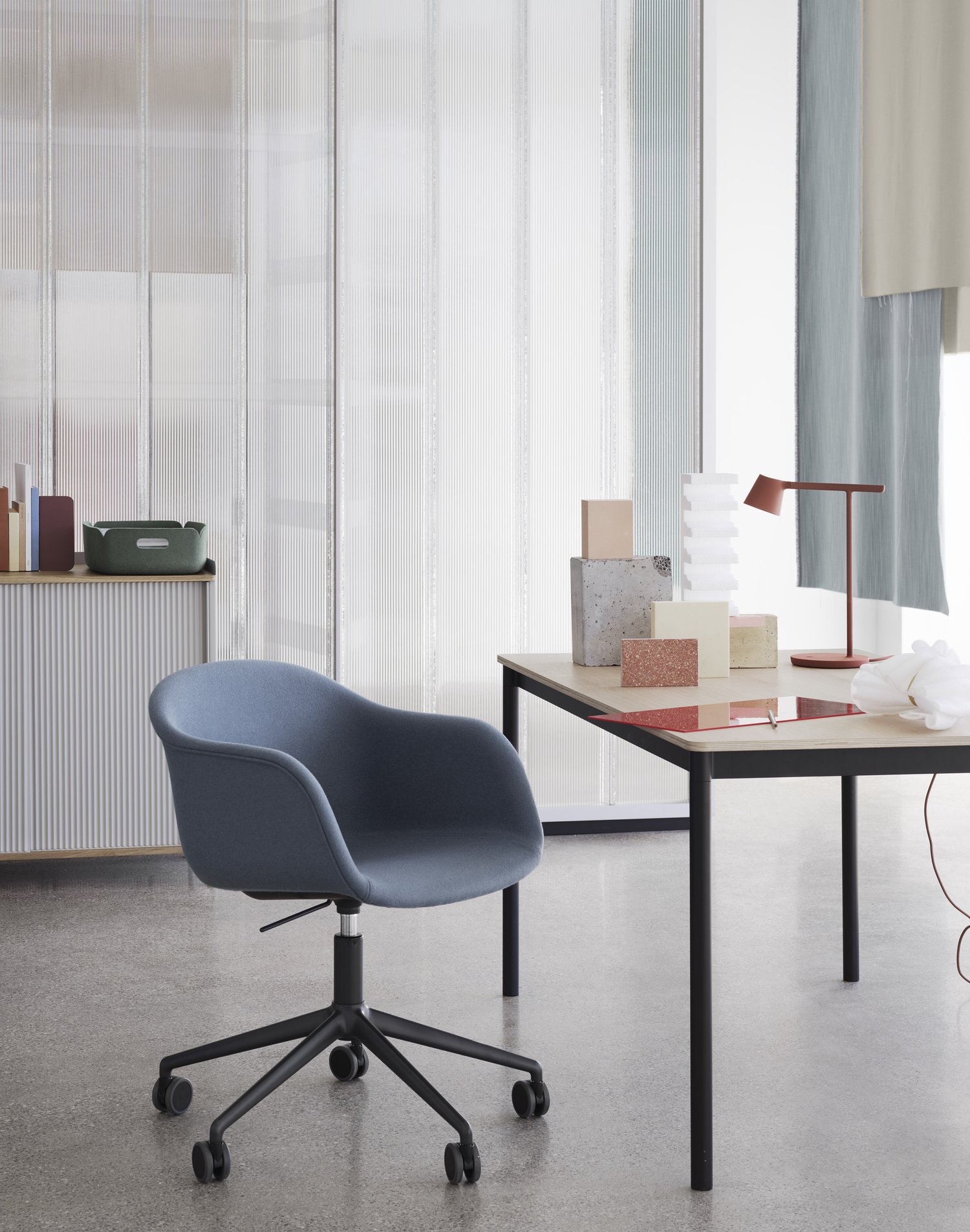 /cdn-cgi/image/width=1500,quality=85,format=auto/globalassets/content-media/images/plp/seating/office-chairs/fiber-armchair-gaslift-divina-154-base-table-tip-enfold-muuto-org-23-roll-up-image.jpg