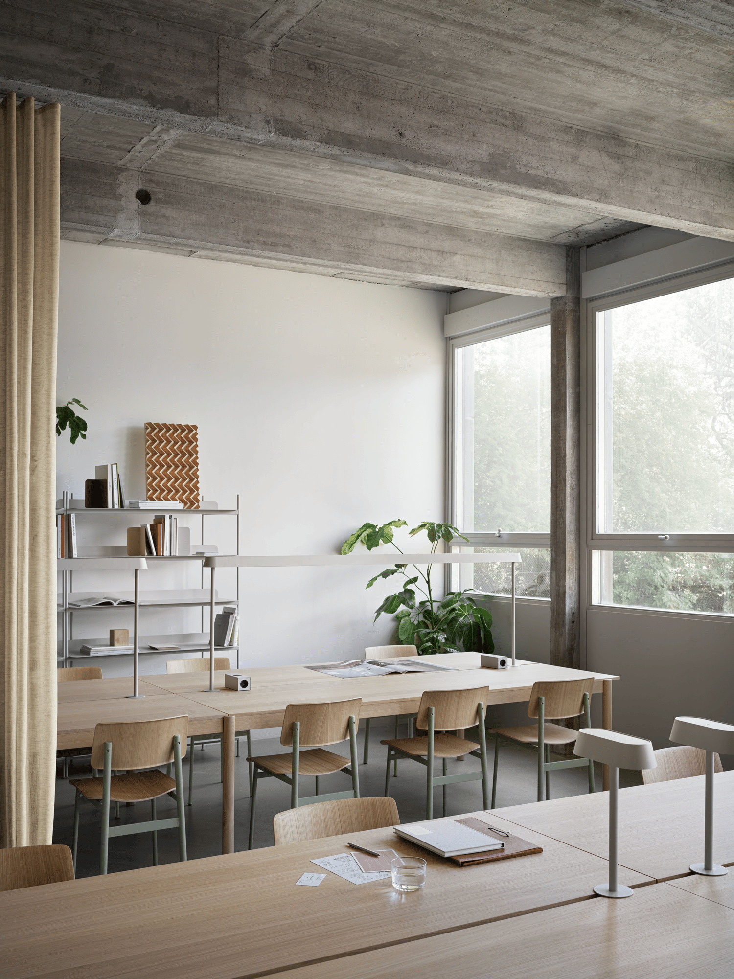 /cdn-cgi/image/width=1500,quality=85,format=auto/globalassets/content-media/images/plp/seating/office-chairs/linear-system-modular-table-config-2-oak-loft-chair-dusty-green-linear-mounted-lamp-grey-compile-config-8-grey-v2-muuto-org.png