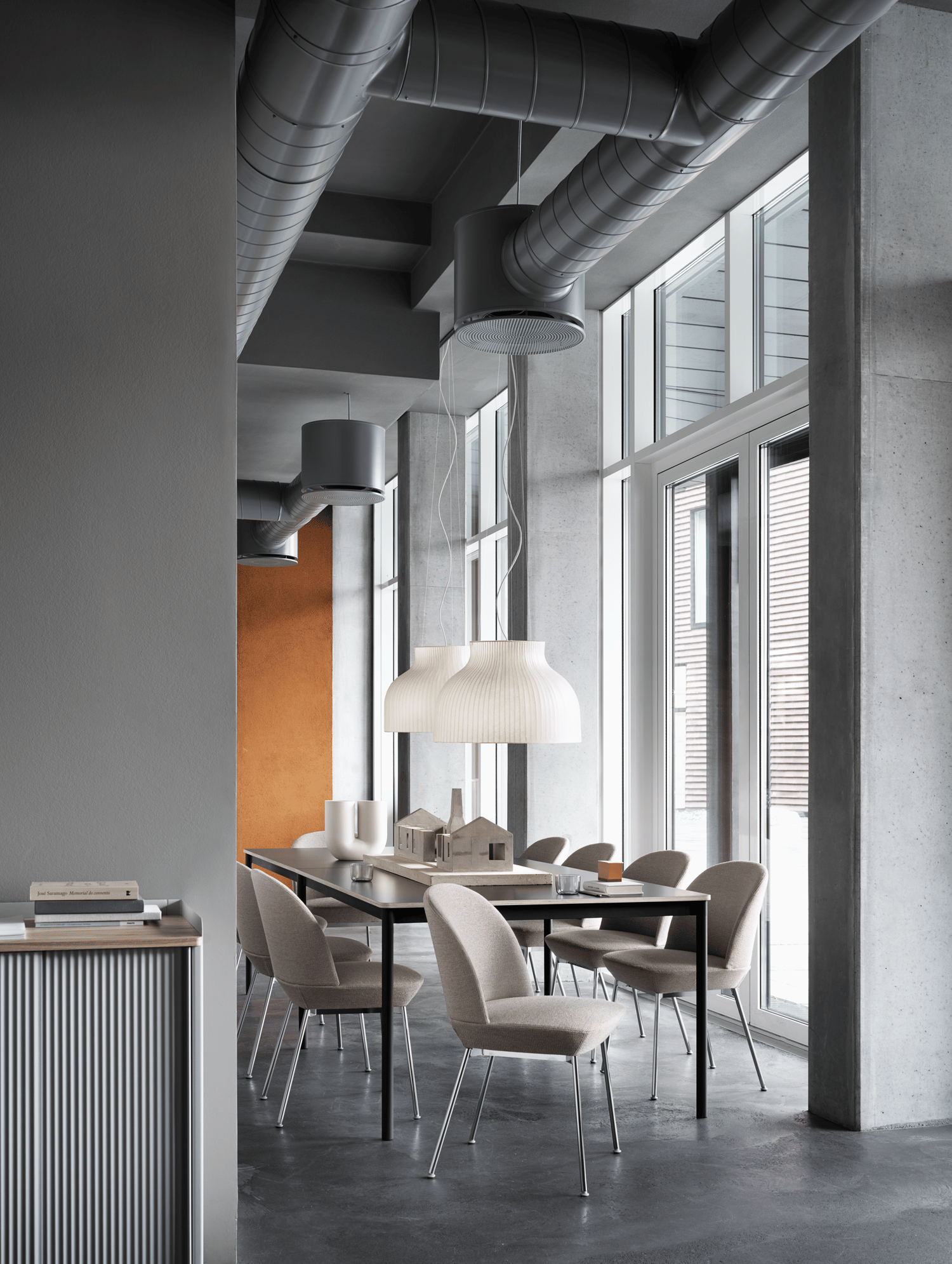 /cdn-cgi/image/width=1500,quality=85,format=auto/globalassets/content-media/images/plp/seating/office-chairs/oslo-side-chair-ocean-32-chrome-base-table-black-plywood-strand-pendant-lamp-enfold-sideboard-muuto-org.png