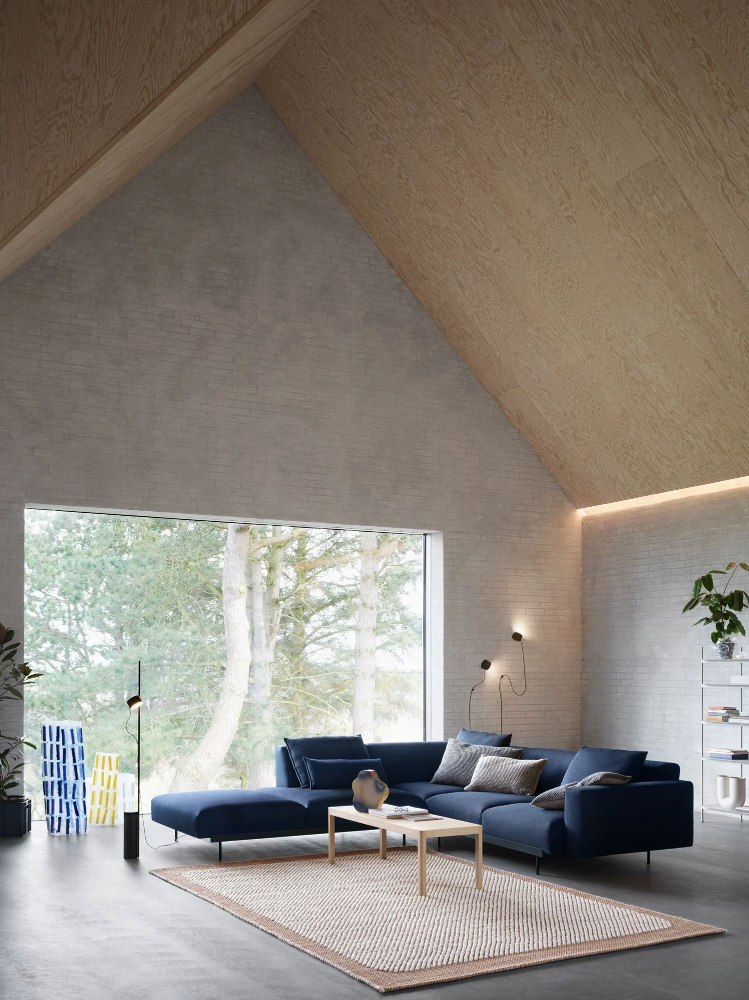 in-situ-corner-conf-2-vidar-554-pebble-orange-workshop-oak-post-lamp-muuto-org