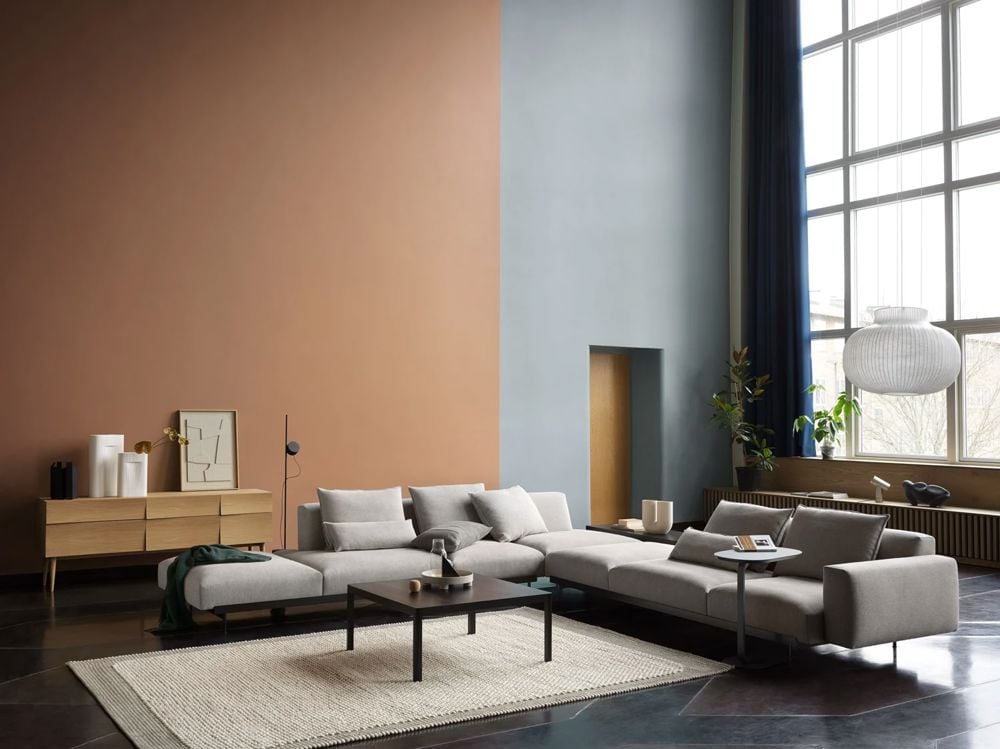 /cdn-cgi/image/width=1500,quality=85,format=auto/globalassets/content-media/images/plp/seating/sofas/corner/slider/in-situ-corner-conf-9-clay-12-workshop-black-pebble-light-grey-reflect-180-oak-strand-pendant-muuto-org.jpg