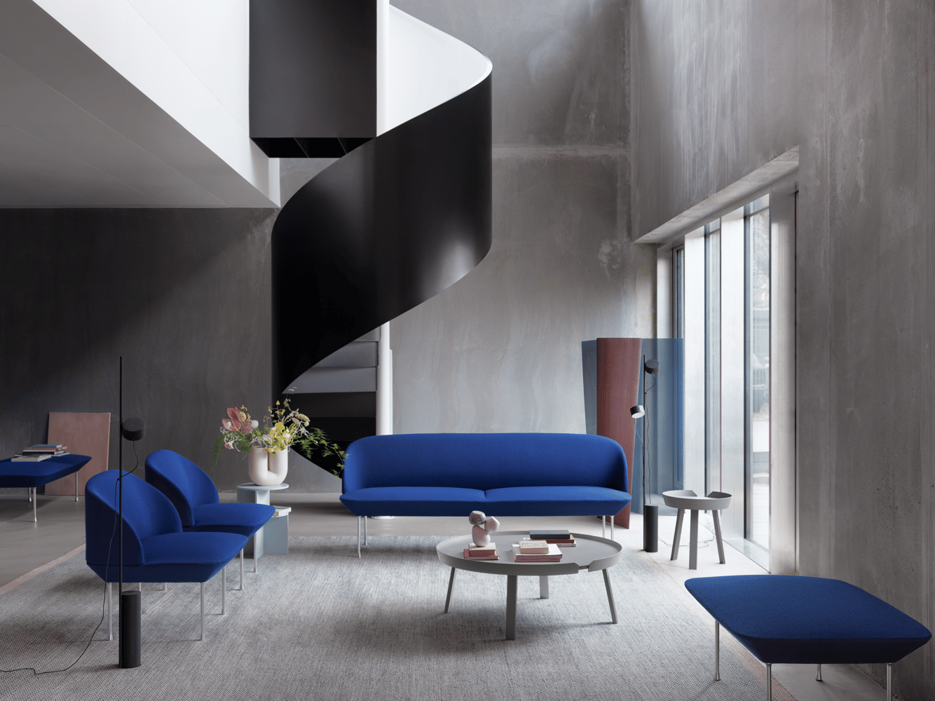 oslo-3-seater-lounge-pouf-bench-vidar-772-chrome-around-table-post-floor-lamp-kink-vase-muuto-org.png