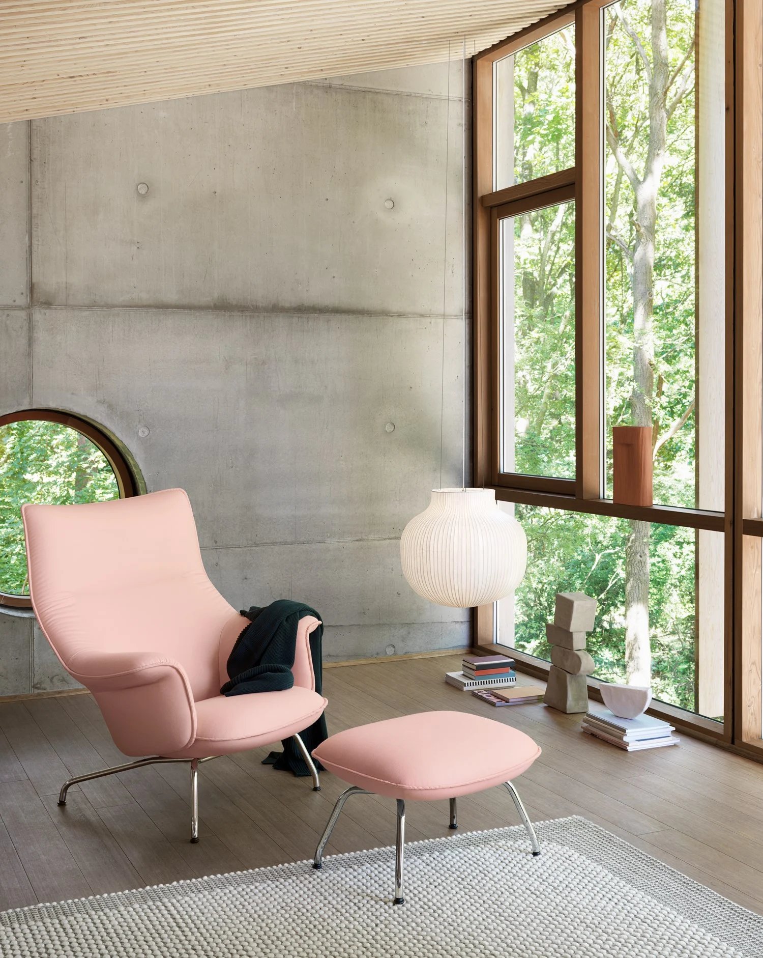 /cdn-cgi/image/width=1500,quality=85,format=auto/globalassets/content-media/images/plp/seating/sofas/poufs--ottomans/slider/doze-lounge-chair-ottoman-forest-nap-512-chrome-strand-lamp-closed-ridge-vase-pebble-rug-muuto-org.jpg