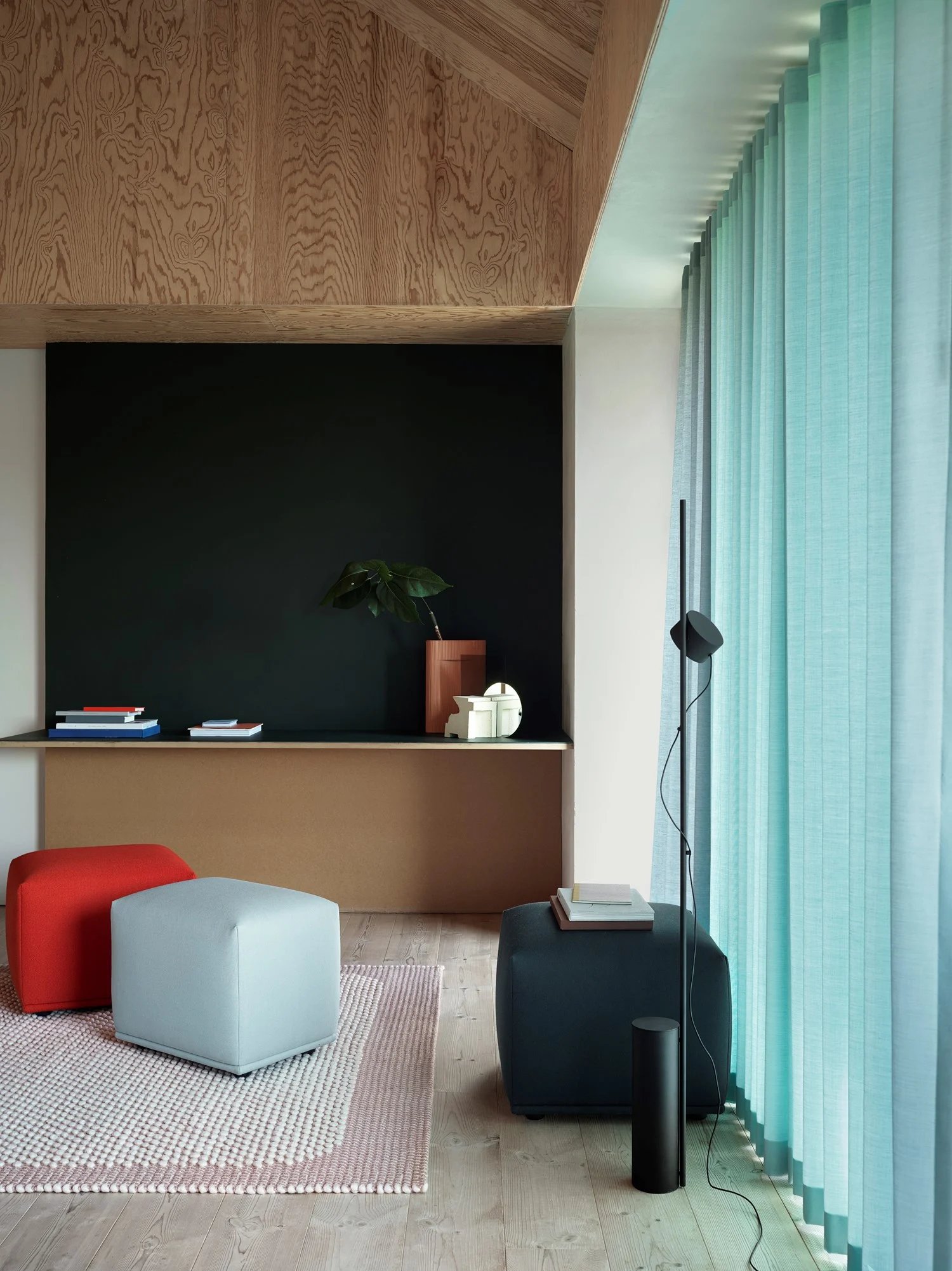 /cdn-cgi/image/width=1500,quality=85,format=auto/globalassets/content-media/images/plp/seating/sofas/poufs--ottomans/slider/echo-pouf-vidar-542-forest-nap-912-forest-nap-992-post-floor-lamp-black-ridge-vase-terracotta-pebble-rug-rose-muuto-med-res.jpg