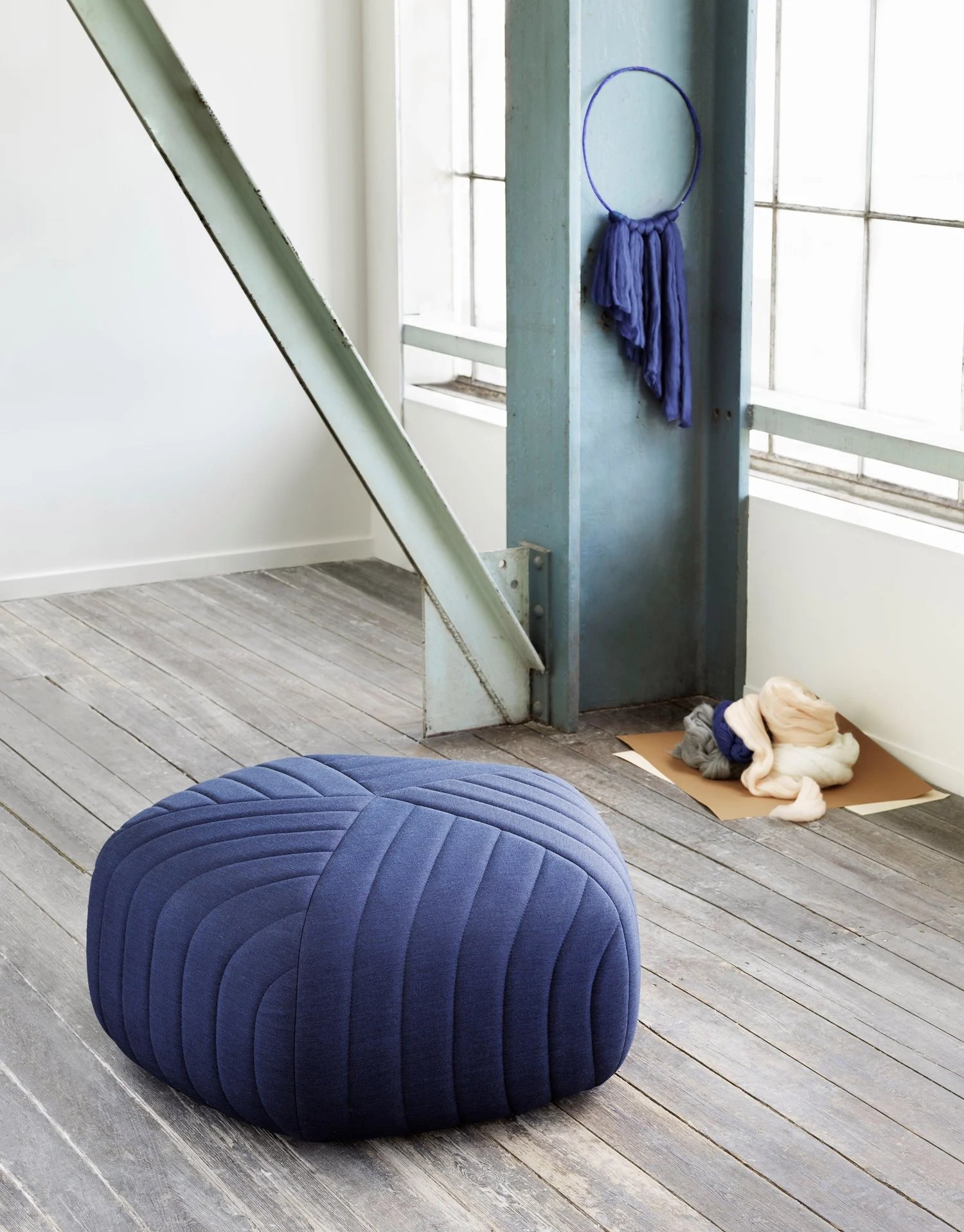 /cdn-cgi/image/width=1500,quality=85,format=auto/globalassets/content-media/images/plp/seating/sofas/poufs--ottomans/slider/five_blue_medium.jpg