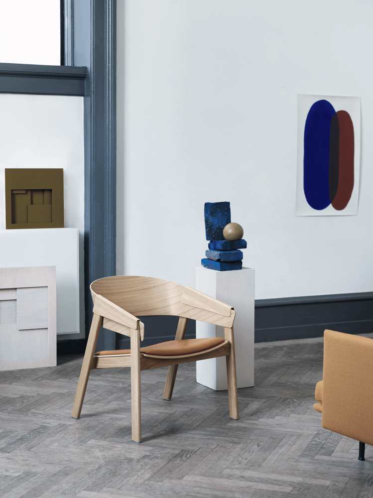 /cdn-cgi/image/width=1500,quality=85,format=auto/globalassets/content-media/images/plp/sofas/lounge-chairs/cover-lounge-chair-oak-cognac-refine-outline-vidar-472-muuto-org.png