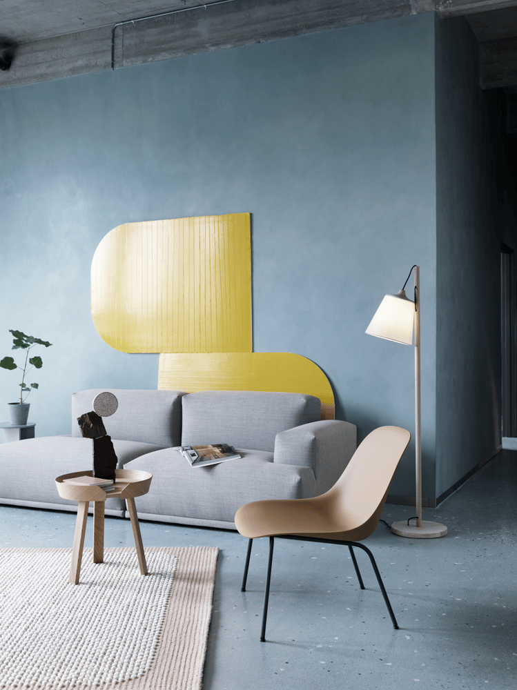 /cdn-cgi/image/width=1500,quality=85,format=auto/globalassets/content-media/images/plp/sofas/lounge-chairs/fiber-lounge-tube-base-ochre-connect-pebble-rug-pale-rose-around-pull-halves-muuto-org.png