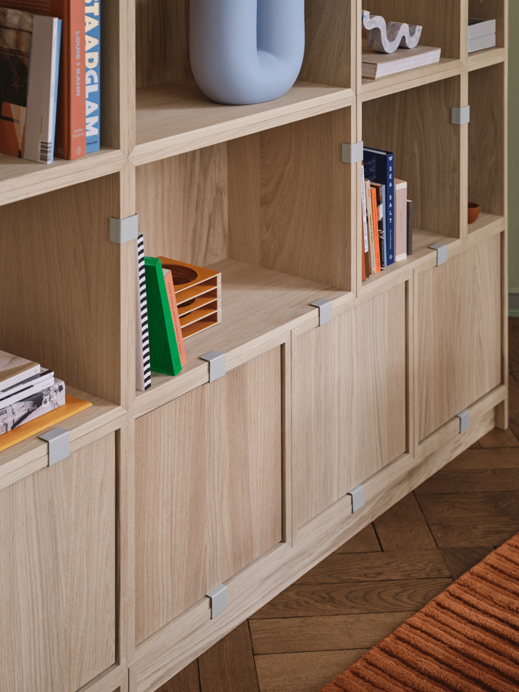 /cdn-cgi/image/width=1500,quality=85,format=auto/globalassets/content-media/images/plp/storage/bookcases/stacked-bookcase-1-oak-relevo-rug-burnt-orange-kink-vase-light-blue-muuto-org.png