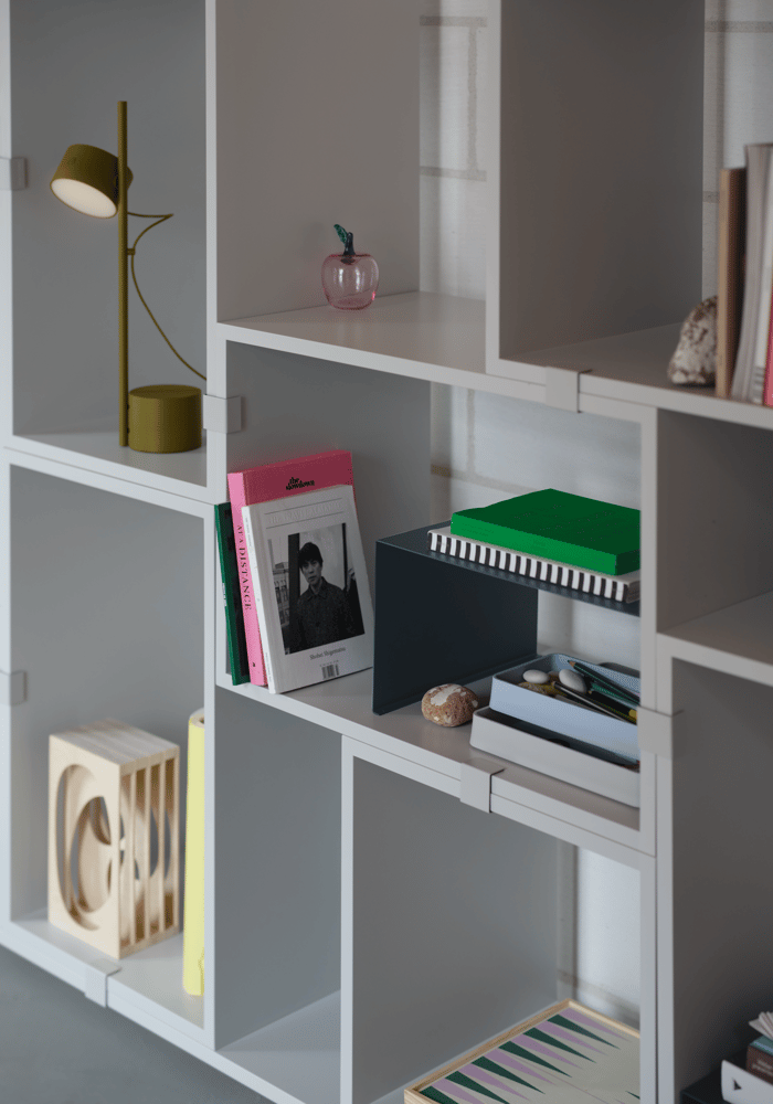 /cdn-cgi/image/width=1500,quality=85,format=auto/globalassets/content-media/images/plp/storage/bookcases/stacked-bookcase-3-grey-stacked-insert-blue-grey-post-table-lamp-brown-green-muuto-org.png