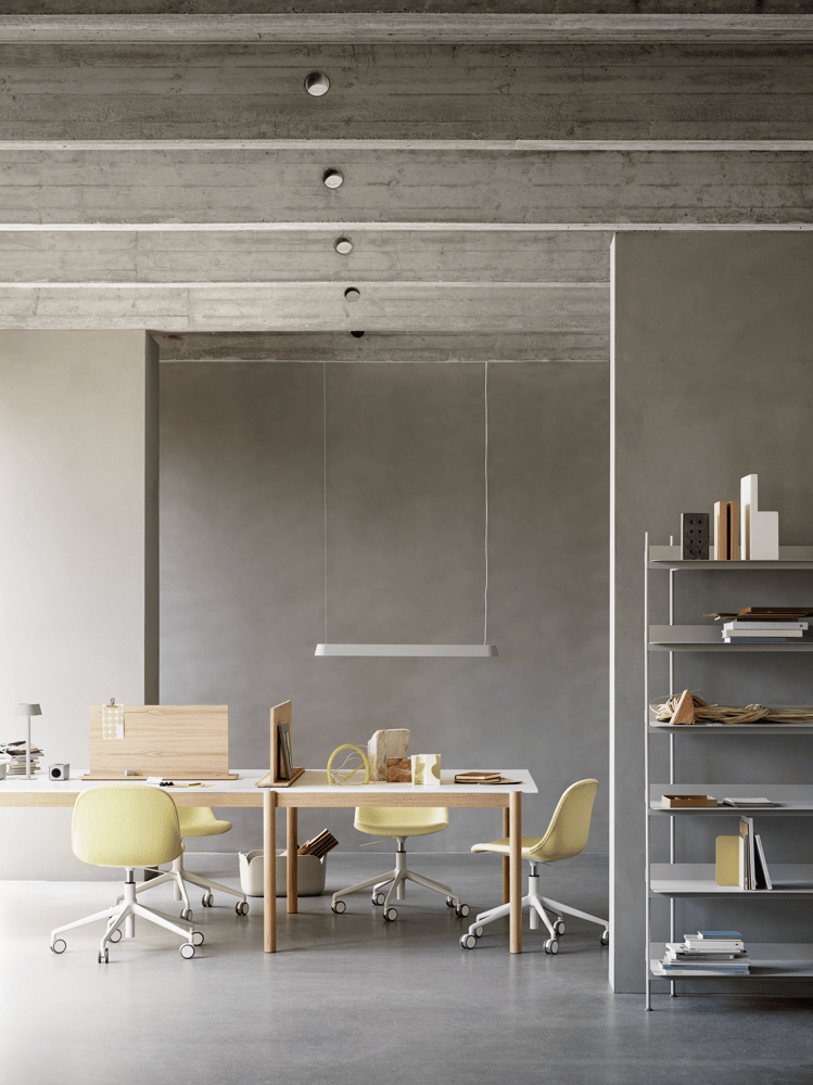 /cdn-cgi/image/width=1500,quality=85,format=auto/globalassets/content-media/images/plp/storage/modular-storage/linear-system-modular-table-config-1-white-laminate-oak-fiber-side-swivel-castors-balder-432-linear-lamp-screens-compile-v2-muuto-org.png