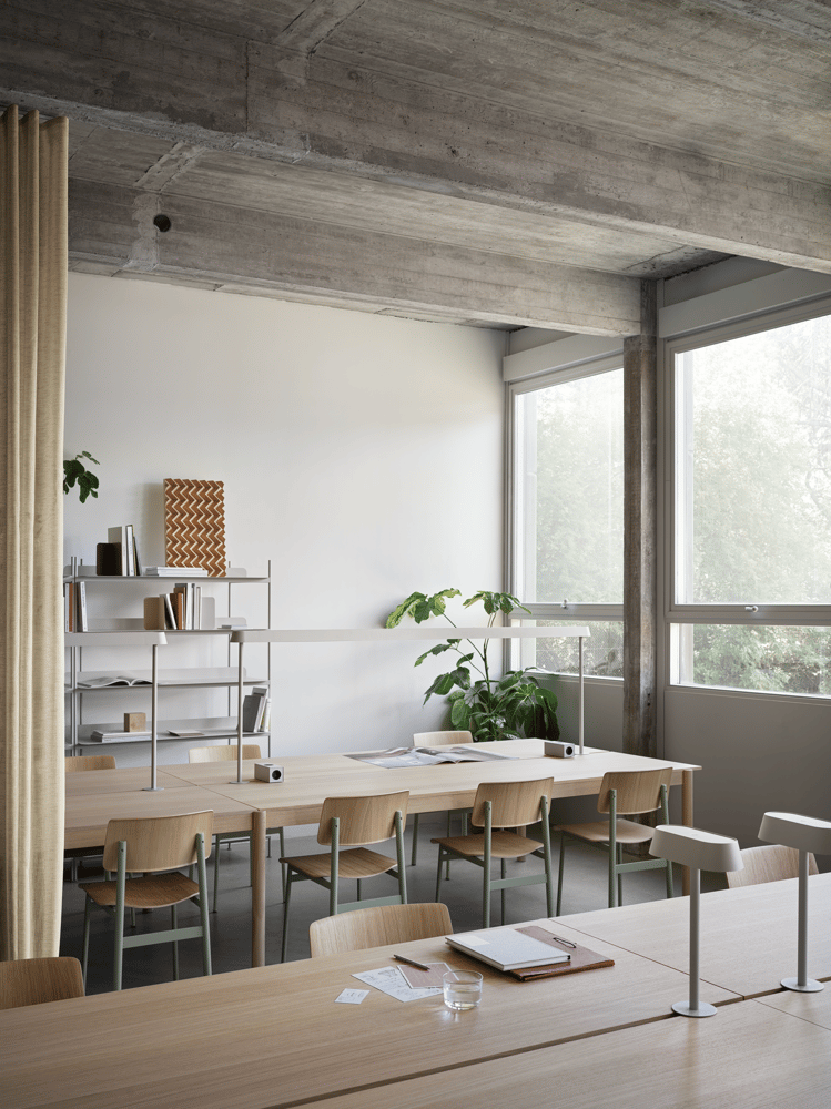 /cdn-cgi/image/width=1500,quality=85,format=auto/globalassets/content-media/images/plp/storage/modular-storage/linear-system-modular-table-config-2-oak-loft-chair-dusty-green-linear-mounted-lamp-grey-compile-config-8-grey-v2-muuto-org.png