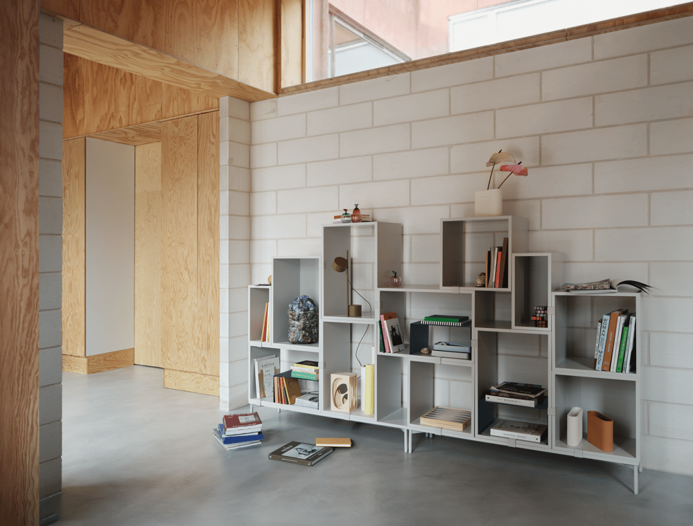 /cdn-cgi/image/width=1500,quality=85,format=auto/globalassets/content-media/images/plp/storage/modular-storage/stacked-bookcase-3-grey-post-table-brown-green-ridge-vase-muuto-org.png
