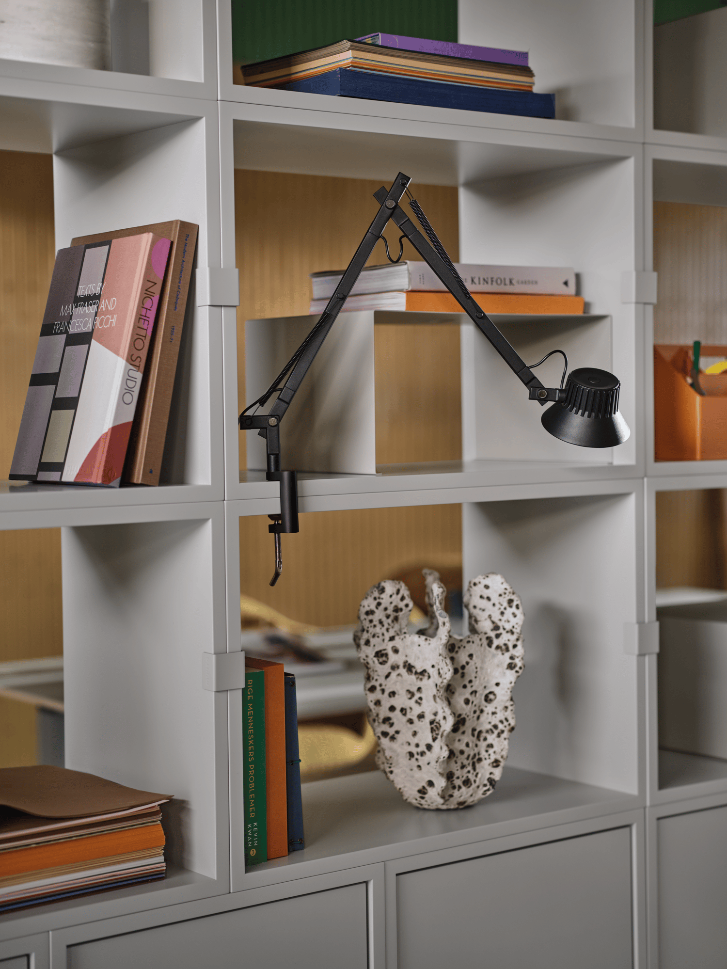 /cdn-cgi/image/width=1500,quality=85,format=auto/globalassets/content-media/images/plp/storage/office-storage/dedicate-s2-black-clamp-stacked-office-2-grey-muuto-org.png