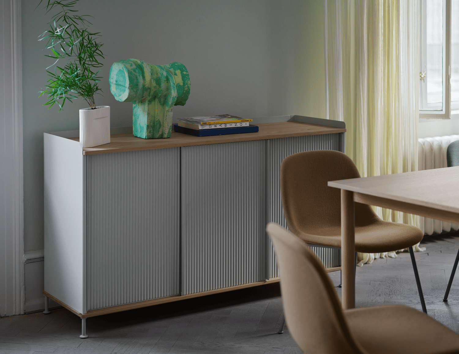 /cdn-cgi/image/width=1500,quality=85,format=auto/globalassets/content-media/images/plp/storage/office-storage/enfold-sideboard-148x45-h85-oak-grey-ridge-vase-fiber-side-tube-grey-hallingdal-224-fiord-721-linear-table-oak-muuto-org.png