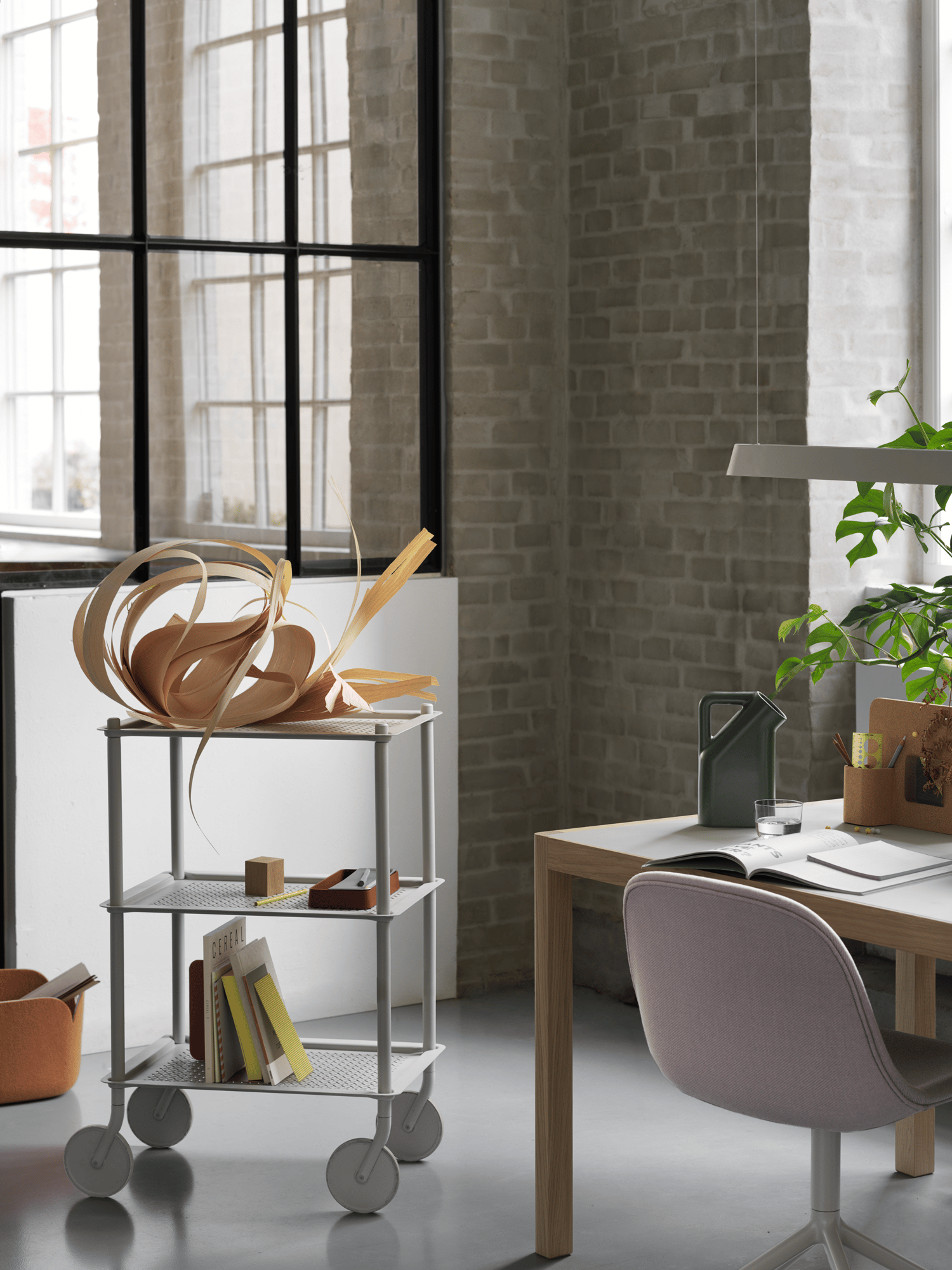 /cdn-cgi/image/width=1500,quality=85,format=auto/globalassets/content-media/images/plp/storage/office-storage/flow-trolley-3-layer-grey-workshop-table-oak-warm-grey-fiber-side-swivel-twill-weave-620-story-pinboard-linear-pendant-muuto-2.png