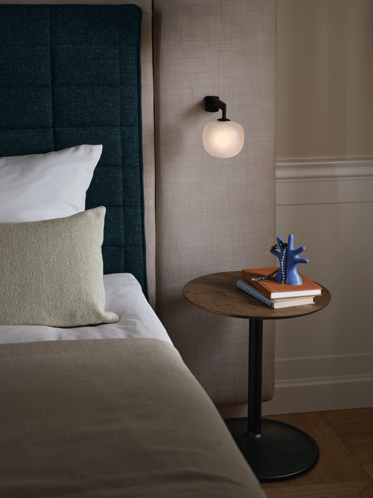 /cdn-cgi/image/width=1500,quality=85,format=auto/globalassets/content-media/images/plp/storage/office-storage/rime-wall-black-soft-side-smoked-oak-black-48-h48-mingle-light-green-muuto-org.png
