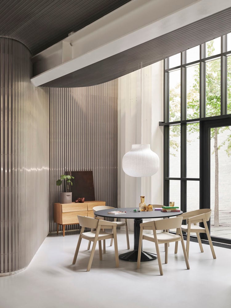 /cdn-cgi/image/width=1500,quality=85,format=auto/globalassets/content-media/images/plp/storage/sideboards/cover-arm-dark-beige-ecriture-910-midst-table-power-black-strand-pendant-reflect-sideboard-oak-ridge-planter-low-res.jpg