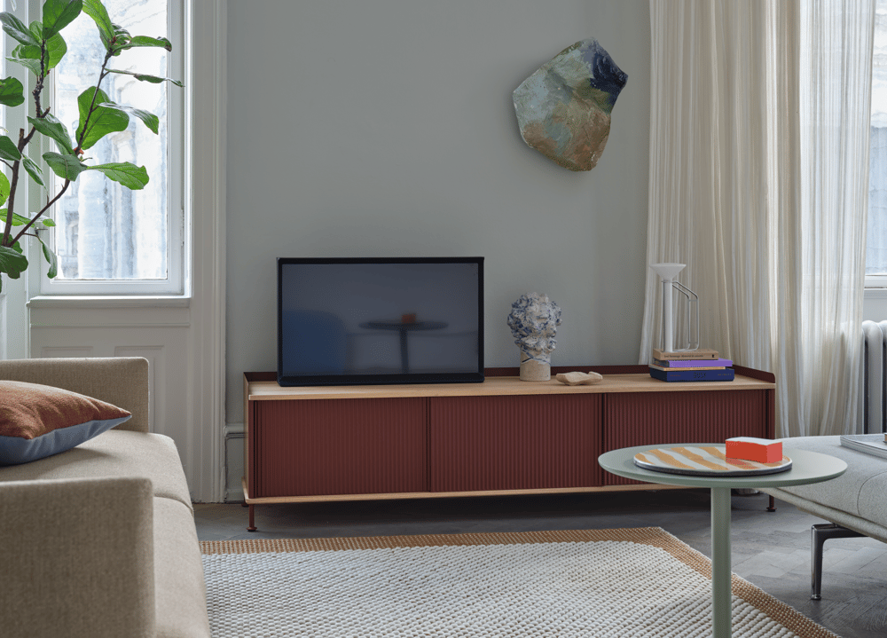 /cdn-cgi/image/width=1500,quality=85,format=auto/globalassets/content-media/images/plp/storage/sideboards/enfold-186x45-h48-oak-deep-red-piton-outline-3-seater-ecriture-240-mingle-outline-daybed-ecriture-910-pebble-burnt-orange-soft-side-muuto-org.png